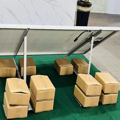 天然か黒い表面の地面に設置された太陽光発電システムのための弾丸板
